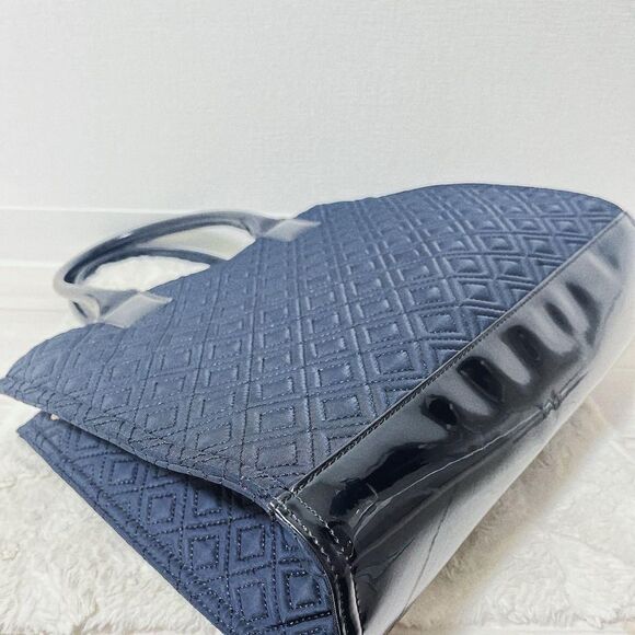 Tory Burch 
Ella 
Quilted Shoulder Bag - Picture 7 of 14